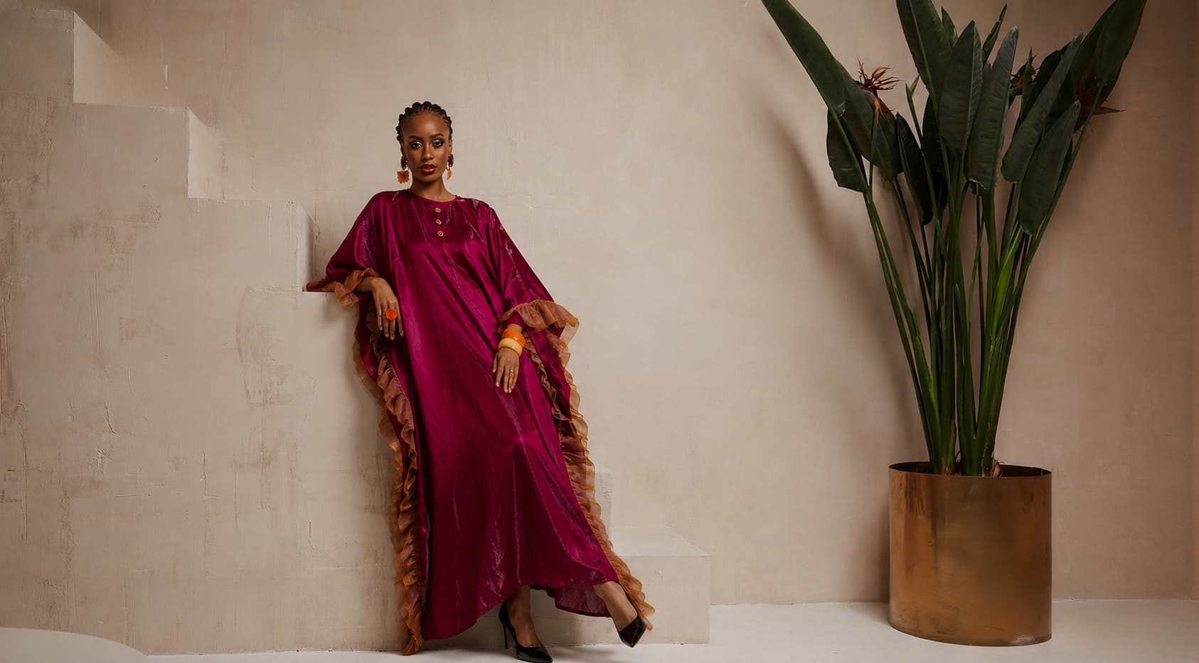 Robe Fuchsia Nuru — modèle volants, vue ambiance