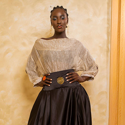 Ensemble Aïcha — blouse dentelle beige-crème et jupe noire, vue face