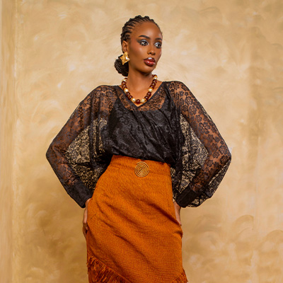 Ensemble Aïcha — blouse dentelle noire et jupe rouille
